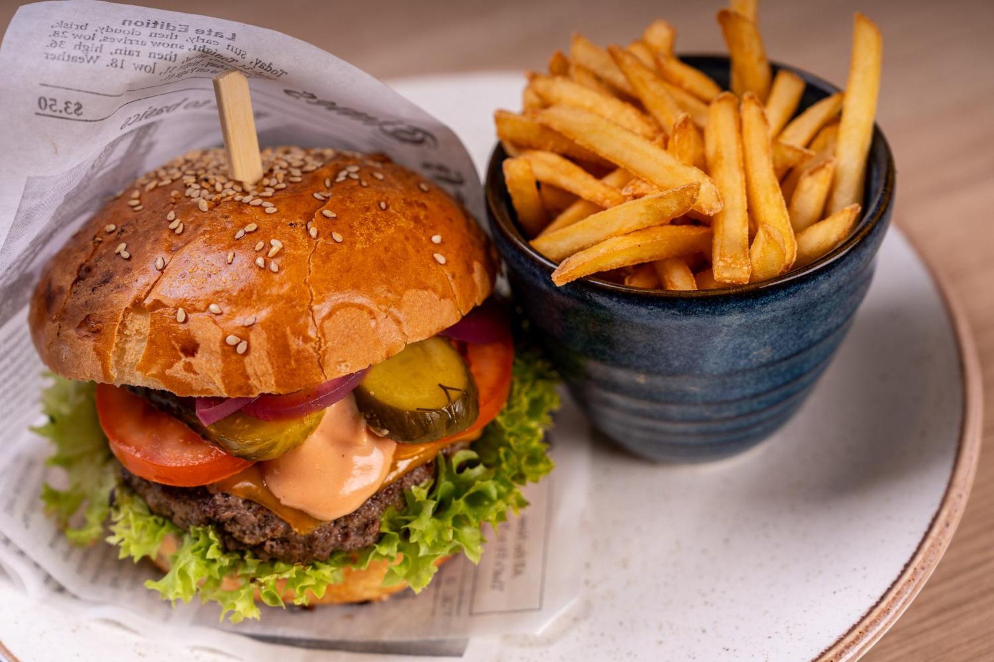 Holiday Inn Krakow City Centre By Ihg Luaran gambar A cheeseburger with chips