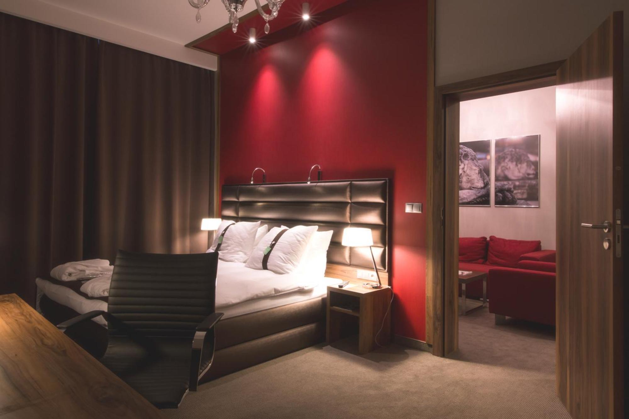 Holiday Inn Krakow City Centre By Ihg Luaran gambar A suite at the Holiday Inn, London - Kensington
